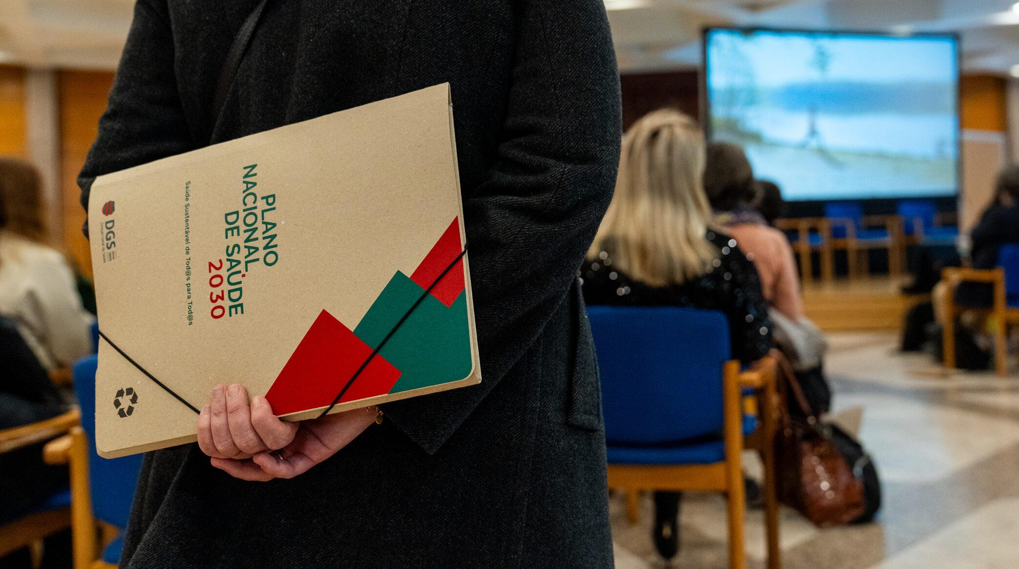 imagem de pessoa de costas, com capa atrás das costas, com logo do PNS,